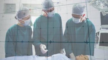 Ameliyat odasında ameliyat yapan üç cerrah, cerrahi lamba ve dijital şebeke örtüsüyle. Tıbbi, hassas, steril, sağlık, teknoloji, takım çalışması, klinik