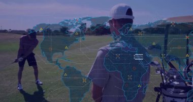 Golf ortakları golf sahasında golf sopalarını sallıyor, spor teknolojisi altıgenlerin dünya haritası analizleriyle örtüşüyor. Atletik, açık hava, teknoloji, ağ, macera, eğlence, profesyonel