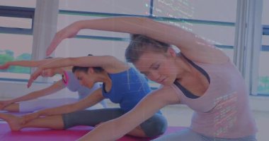Parlak stüdyoda yoga yapan üç kadın fitness analitiği için animasyon grafikleri gösteriyor. Sağlık, farkındalık, meditasyon, egzersiz, uyum, ilham, sükunet