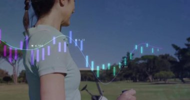 Golf sahasındaki iş analizlerini inceleyen olgun bir kadın yüzen grafikler ve çizelgeler gösteriyor. Profesyonel, veri görselleştirme, boş zaman, açık hava, sağlık, girişim, içgörü