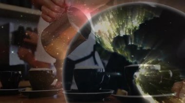 Barista 'nın buharda pişmiş sütü teknoloji küresi altında bardağa doldurması, müşterinin tezgaha yaslanması. Kahve dükkanı, barista, latte art, dijital dünya, rahat atmosfer, konukseverlik, modern tasarım