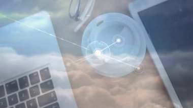 Çalışma alanı sahnesi dizüstü bilgisayar klavyesi, kahve fincanı, akıllı telefon, düz dizayn ağ örtüsü. Teknoloji, üretkenlik, modern, bağlantı, dijital, çalışma alanı, yenilik