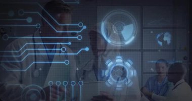 Tıbbi ekip karanlık laboratuvarda holografik çizelgeler, devre örtüleri ve tabletlerle işbirliği yapıyor. Sağlık, yenilik, teknoloji, işbirliği, araştırma, fütürist, analiz