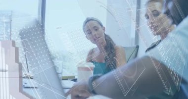 Ekip bilgisayar üzerinde işbirliği yapıyor, finans toplantısında değişken para birimi grafikleri ve grafikleri sunuyor. Kurumsal, dijital, modern, takım çalışması, yenilik, üretkenlik, teknoloji