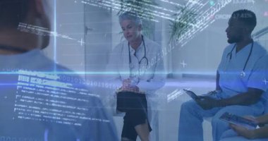 Tıbbi ekip klinik toplantısında hasta analizlerini tartışıyor, ikili kod grafiklerini örtüyor. Sağlık, işbirliği, veri görselleştirme, yenilik, profesyonellik, tıbbi teknoloji, takım çalışması