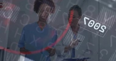 Kıdemli doktor pano tutuyor ve hemşire arayüzde el kol hareketi yapıyor, sağlık HUD grafikleri gösteriyor. Tıbbi, teknoloji, yenilik, araştırma, işbirliği, modern, teşhis