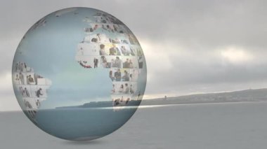 Sahil sahnesinin üzerinde süzülen saydam küre animasyon iş enstantane kolajı gösteriyor. Küresel, yenilik, teknoloji, şirket, bağlantı, soyut, profesyonel