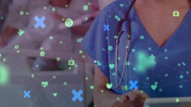 Kadın sağlık uzmanı, klinikteki verileri gözlüyor, neon şebekeyi ve X grafiklerini gösteriyor. Tıbbi, sağlık, teknoloji, fütüristik, profesyonel, tanı, yenilik