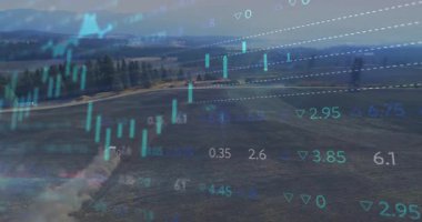 Traktör, kırsal bölgeleri kaplayan gerçek zamanlı dijital grafikler sergilerken geniş tarım arazilerini sürüyor. Tarla, tarım, teknoloji, veri görselleştirme, kırsal, açık hava, modern