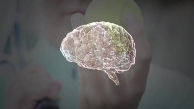 Teknoloji holografik beyin ve sinirsel ağı sergilerken bir kadın tenis topunu kortta tutuyor. Gelecekçi, yenilikçi, nörobilim, bağlantı, teknoloji, canlı, aktif