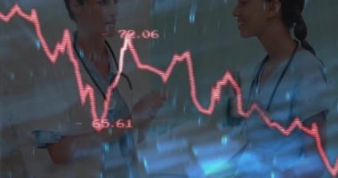 Klinikte steteskoplu bayan tıbbi personel kırmızı grafik ve dijital yağmur gösteriyor. Sağlık, profesyonel, tıbbi, takım çalışması, hasta bakımı, modern, teşhis