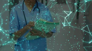 Kadın hemşire tıbbi koridorda tablet verilerini inceliyor, düğümler, çizgiler ve küreyi gösteriyor. Sağlık, teknoloji, yenilik, bağlantı, profesyonel, geleceksel, tanı