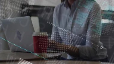 Akıllı telefonu dinleyen, masadaki bilgisayardaki verileri analiz eden dünya haritası ve deniz mavisi blokları olan bir kadın. Teknoloji, veri, analitik, profesyonel, dijital, çalışma alanı, modern