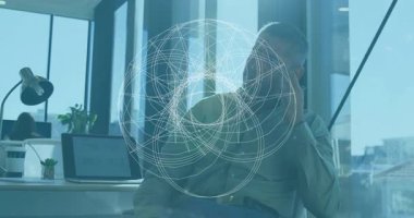 Açık ofiste akıllı telefondan konuşan profesyonel bir erkek ve ağ kablosu örtüşüyor. İşbirliği, modernlik, teknoloji, çalışma alanı, üretkenlik, kentsel, bağlantı