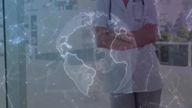 Laboratuvar önlüğü ve steteskop giyen kadın doktor, sağlık ağını gösteren ufuk çizgisinde dönen dünya. Tıbbi, profesyonellik, yenilik, teknoloji, sağlık, kurumsal, dijital