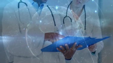 Doktorlar klinik laboratuvarında öne doğru eğilip sayısal veri örtüsüyle holografik küreyi analiz ediyorlar. Tıbbi, teknoloji, araştırma, yenilik, işbirliği, fütüristik, sağlık