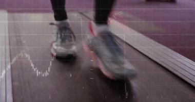 Alt bacaklar koşu bandında yürürken finansal tablolar çizimlerin üzerinde hareket ediyor. Atletik, performans, dijital, analitik, fitness, eğitim, hareket