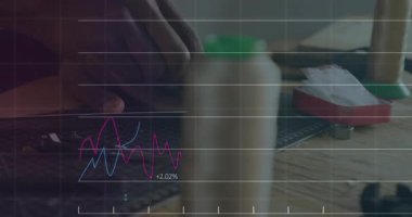 Tasarımcının el kesimi yeşil şebeke paspası üzerinde, finans grafiği morumsu, mavi grafiklerle örtüşüyor. El işi, tasarım, kesinlik, yaratıcılık, çalışma alanı, sanatsal, profesyonel