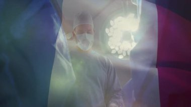 Ameliyat odasında forseps kullanan erkek cerrah. Animasyonlu ışık huzmeleri ve veri örtüleri var. Tıbbi, sağlık, profesyonellik, klinik, kesinlik, hastane, ekip