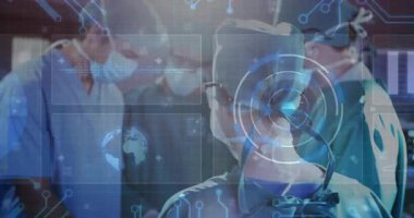 Ameliyathanede cerrahi ekibine öncülük eden kadın cerrah devre şemaları ve pasta grafikleri sergiliyor. Tıbbi, sağlık, teknoloji, yenilik, takım, profesyonel, dijital