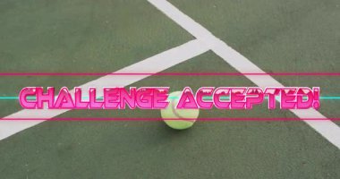 Yeşil kort beyaz çizgileri aşıyor, ortadaki tenis topu ve koyu pembe meydan okuma metni. Atletik, spor, enerji, motivasyon, modern, canlı, rekabet