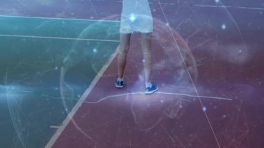 Bayan tenisçi kortta raket sallıyor, artırılmış gerçeklik teknolojisi grafikleri sergiliyor. Sporcu, teknoloji, fütüristik, spor, yenilik, hareket, dijital