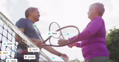 Üst düzey tenis oyuncuları internette toplanıyor, yüzen teknoloji sosyal medya ikonları sergiliyorlar. Atletik, yoldaşlık, açık hava, canlı, aktif, bağlantı, yaşam tarzı