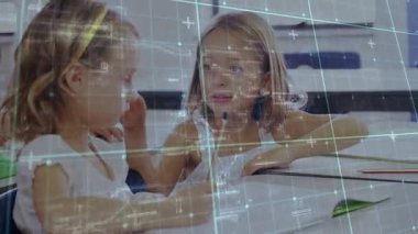 Eğitim alanında masalara yazı yazan iki öğrenci, veri akışını gösteren dijital şebeke ile örtüşüyor. Öğrenim, eğitim, sınıf, çocuklar, yaratıcılık, teknoloji, odaklanma