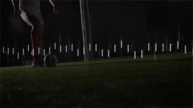 Futbol oyuncusu geceleri sahada topu kontrol ediyor, animasyon spor teknolojisi ölçümleri gösteriyor. Atletizm, performans, analitik, spor, fitness, dijital, rekabetçi