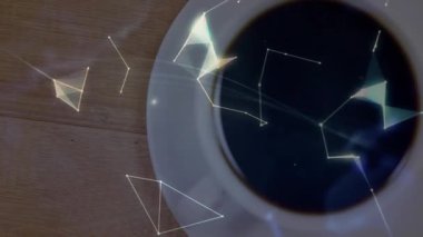 Beyaz seramik kahve fincanı düz dizayn dijital küreyle kaplanmış, tahta masanın üstünde. Teknoloji, bağlantı, küresel, yenilik, çalışma alanı, dijital, ağ