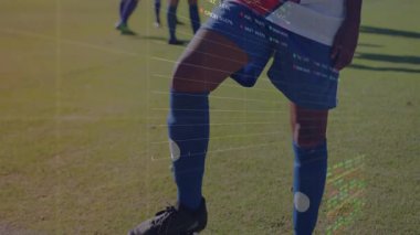 Sahada pratik yapan bayan oyuncular, finans grafiklerini bar grafikleri ve yüzde verileriyle örtüyorlar. Atletik, takım çalışması, fitness, yenilik, açık hava, kararlılık, strateji