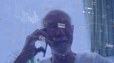 Üst düzey bir adam merkez ofiste akıllı telefon görüşmesi yapıyor, yüzen altıgen düğümlerini ve veri şebekesi teknisyenlerini gösteriyor. Teknoloji, dijital, yenilik, fütüristik, iletişim, yaşam tarzı, iç mekan