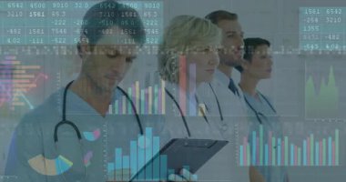 Tıbbi ekip klinik koridorunda tablet üzerine yazı yazıyor, yüzen bar çizelgeleri çizelge tablosunu gösteriyor. Sağlık, takım çalışması, dijital, analiz, yenilik, profesyonellik, işbirliği