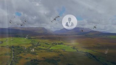 Ağ hatları üzerinde parlayan kullanıcı simgeleri yüzerken yeşil otlakları çevreleyen HUD çemberleri. Gelecek, teknoloji, dijital, manzara, bağlantı, arayüz, yenilik