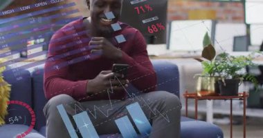 Ofisteki adam lobide akıllı telefon kullanıyor, dünya haritasıyla finans animasyon pasta grafiğini gösteriyor. Teknoloji, yenilik, gündelik, işbirlikçi, modern, dijital, iletişim