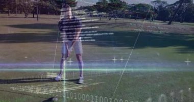 Golf sahasında salıncak hazırlayan golfçü, teknoloji grafikleri yüzdeleri ikili kod üstüste koyuyor. Sporcu, açık hava, modern, duyarlılık, spor, manzara, analitik