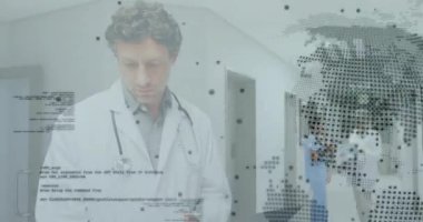 Erkek doktor steteskop takıyor. Hemşire panoyu incelerken tıbbî şifreyi gösteriyor. Sağlık, profesyonellik, dijital, işbirliği, yenilik, klinik, teknoloji