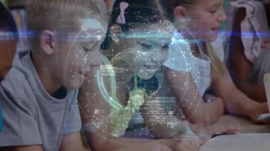 Öğrenciler açık kitap, hologram küresi ve ağ düğümleri kullanarak eğitim teknolojisini keşfediyorlar. Çocuklar, öğrenme, yenilik, eğitim, işbirliği, dijital, fütüristik