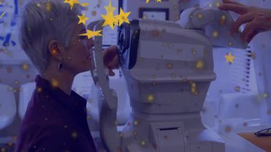 Kadın hasta, göz muayenesi için otorefractor pozisyonunda, altın yıldız kaplamalı. Tıbbi, teşhis, profesyonel, klinik, parlak, kesin, sağlık