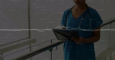 Koridorda elinde bir not panosuyla duran kadın doktor steteskop taktığını gösteriyor. Sağlık, profesyonellik, sağlık çalışanı, klinik, modern, sağlık, teşhis