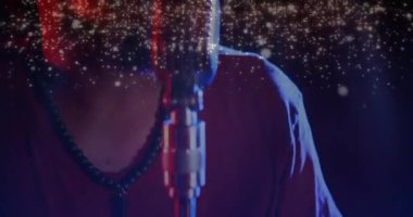 Sahnede mikrofon kullanan erkek şarkıcı, kırmızı mavi ışıkları müzik için parıldayan grafiklerle harmanlıyor. Performans, eğlence, konser, sahne, cazibe, karizma, gece hayatı