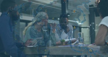 Ofisteki belgeleri ve araçları inceleyen iş ekibi veri tabanlı animasyon dünya haritasını inceliyor. İşbirliği, takım çalışması, analitik, veri görselleştirme, modern ofis, profesyonel, beyin fırtınası