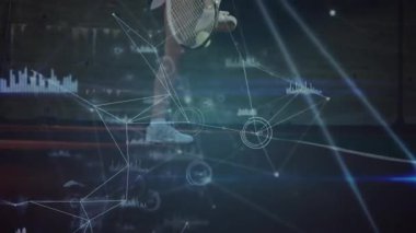 Kadın tenisçi sahada öne çıkıp raket sallarken analitik spor grafikleri yüzüyor. Sporcu, spor, teknoloji, fütürizm, fitness, rekabet, dijital