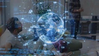 Ofis salonunda işbirliği yapan teknisyenler, ağ verileriyle holografik küreyi yansıtıyorlar. Gelecekçi, yenilikçi, takım çalışması, dijital, modern, ağ oluşturma, yaratıcı