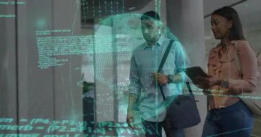 İki meslektaş ellerinde teknoloji kodu ve dijital küreyi gösteren bir tabletle ofis koridorunda yürüyorlar. Teknoloji, yenilik, işbirliği, modern, profesyonel, dijital, çalışma alanı