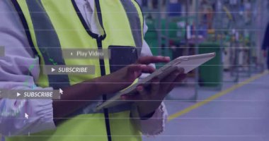 Fabrika müdürünün fabrikada tablet ve telefon dinlemesi, sosyal uyarı ve finansal tabloları göstermesi. Sanayi, teknoloji, iletişim, analitik, lojistik, girişim, üretkenlik