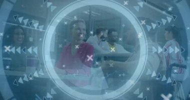 Ekip teknoloji ofisinde kahve fincanı tutarak ve dijital arayüz etrafında akıllı telefonlar kullanarak işbirliği yapıyor. İşbirliği, takım çalışması, yenilik, modernlik, bağlantı, dijital, konukseverlik