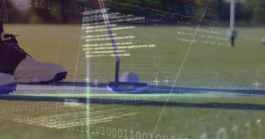 Erkek golfçü yeşile vurmaya hazırlanıyor, spor teknolojisi grafikleri ve ikili kodları gösteriyor. Spor, hassasiyet, analitik, açık hava, rekabetçi, modern, performans