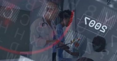 Tıbbi ekip hastane odasında hastayı izliyor. AR verileri ikili verileri gösteriyor. Sağlık, teknoloji, yenilik, tanı, teletıp, klinik, geleceksel