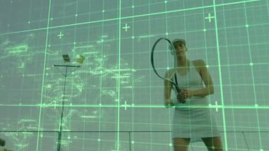 Kadın tenisçi dışarıda raket sallıyor, kablo çerçeveli spor teknolojisi yeşil ızgara kullanıyor. Atletik, teknoloji, fütürizm, spor, dijital, yenilik, fitness